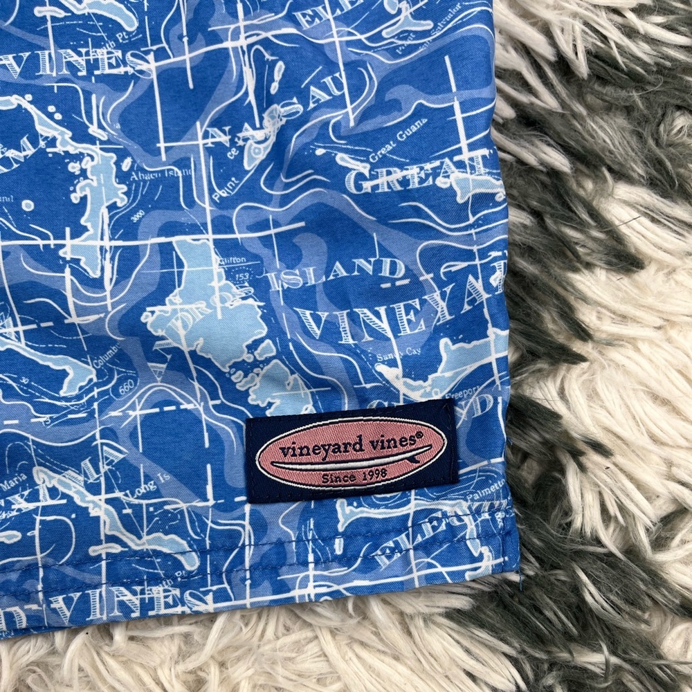 Vineyard Vines Men's Swim Trunks Size Medium Blue White Whales - Picture 2 of 11